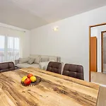 아파트 Modernes Nur 300 Meter Zum Mit Meerblick, Pool, Grill - Hundefreundlich 노비비노돌스키